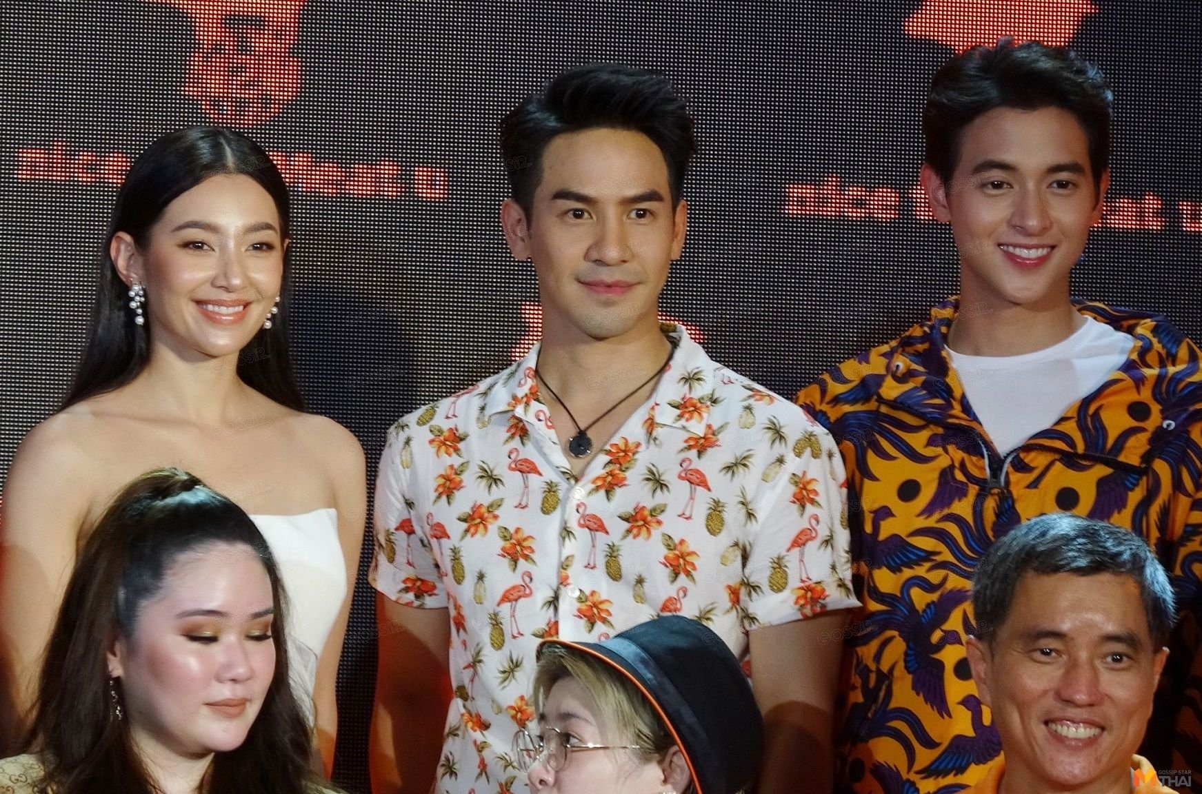 โป๊ป ธนวรรธน์ (กลาง)