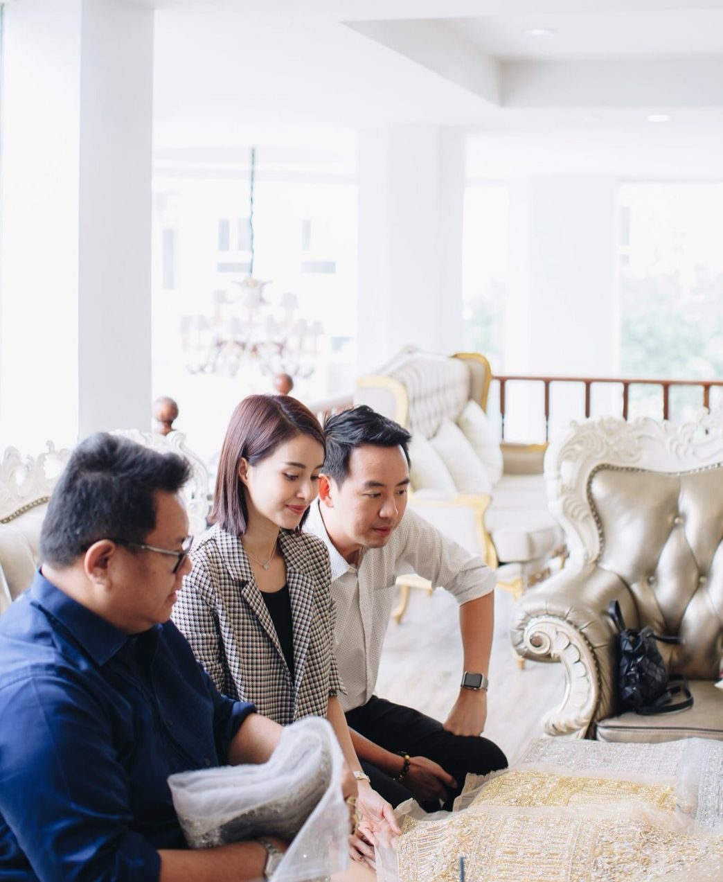 น้ำฝน - อาร์ม ว่าที่บ่าวสาวตั้งใจดูชุด