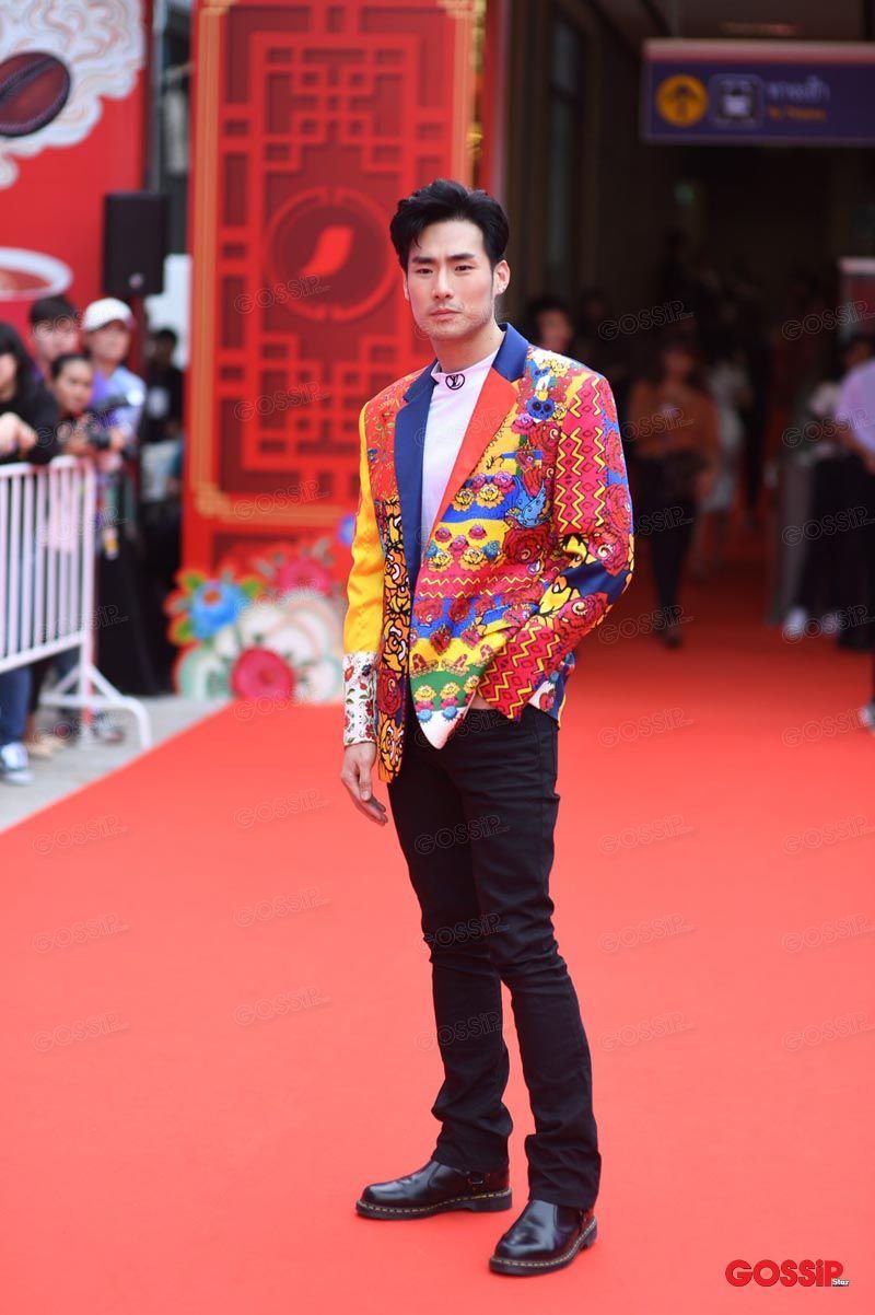 ภัทร ฉัตรบริรักษ์ ยืนนิ่งดึงหน้าแป๊บ