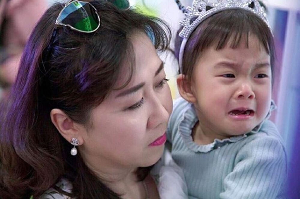 สาวน้อยอารมณ์ดีร้องไห้โฮ