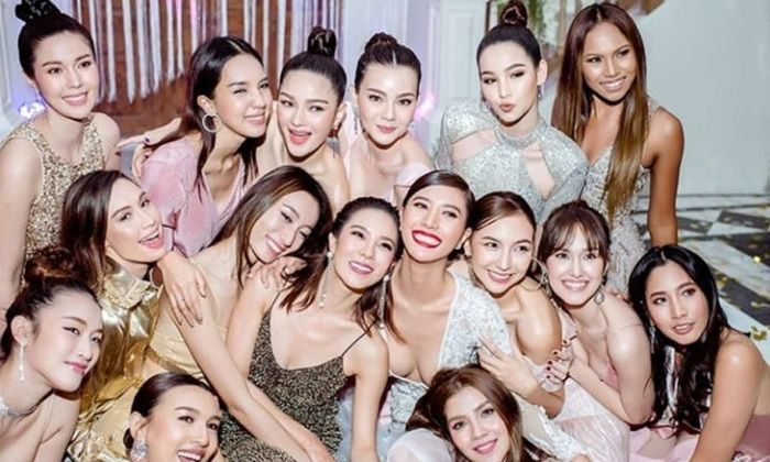 แพง ภิชาภัช (ขวาสุด) เพื่อนเจ้าสาว น้ำหวาน เดอะเฟซฯ