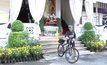 อดีตนายตำรวจปั่นจักรยาน 869 กม.เพื่อร่วมงานพระราชพิธี