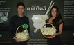 กิ๊ก – กัน ร่วมทำดอกไม้จันทน์ “ล้านดอก ล้านความอาลัย”