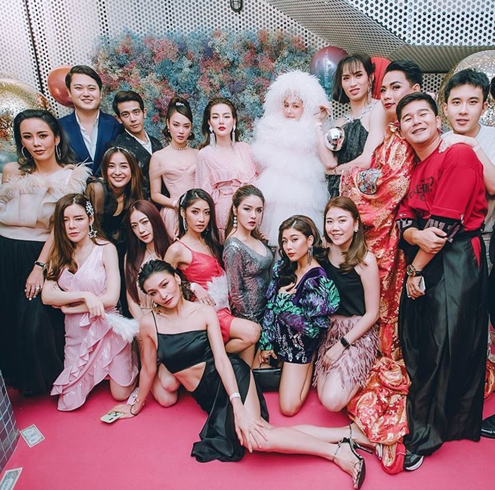คารีสา ชุดอลังแย่งซีนเจ้าของวันเกิดมาก