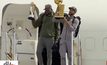 “เคอร์รี” นำนักรบหอบแชมป์ NBA กลับถึงบ้าน