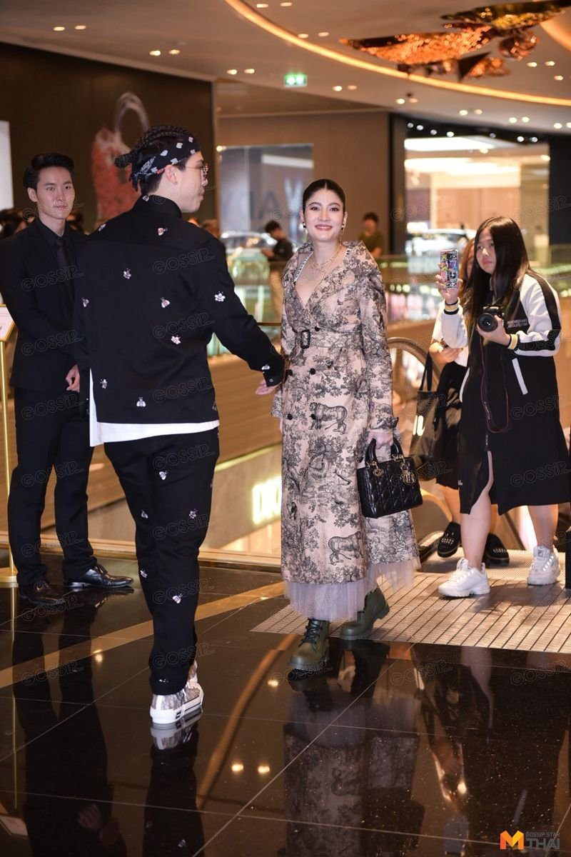 คุณแม่มาร์กี้ ยิ้มแฉ่งดูสวยเปล่งปลั่ง