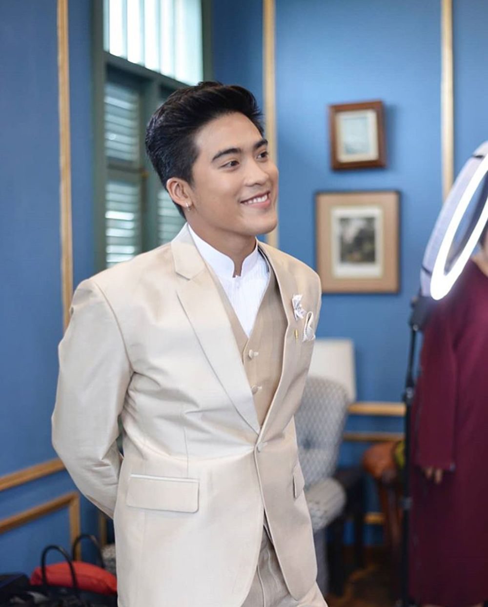 เจ้าบ่าวยืนชื่นชมในความสวย