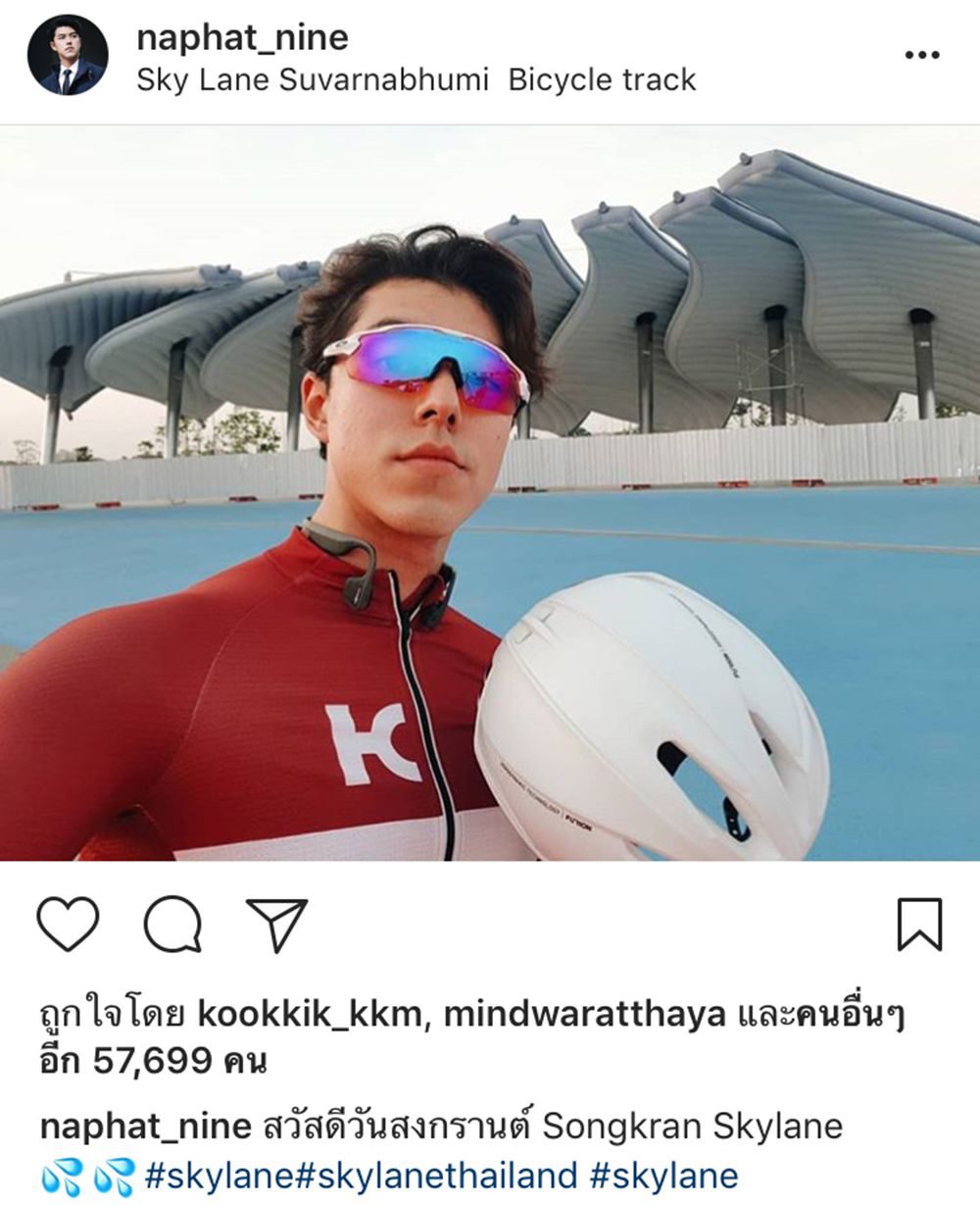 นาย ณภัทร อยู่กับจักรยานในวันสงกรานต์