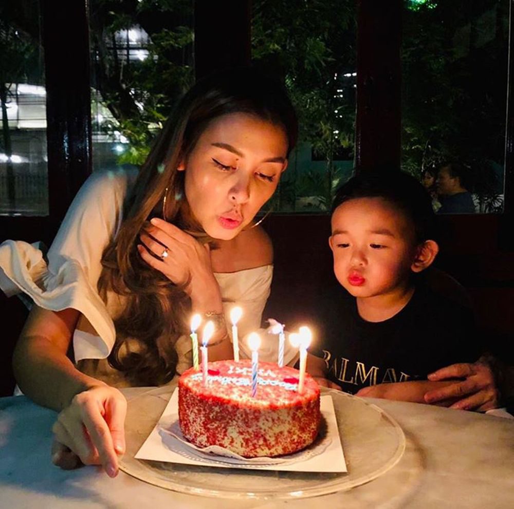 ลูกชายช่วยเป่าเค้ก