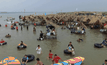 ชาวนครพนม เที่ยวหาดแห่คึกคัก