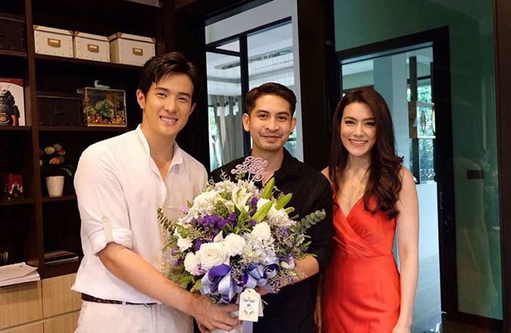 รับมอบช่อดอกไม้จากพระเอกนางเอกของเรื่อง