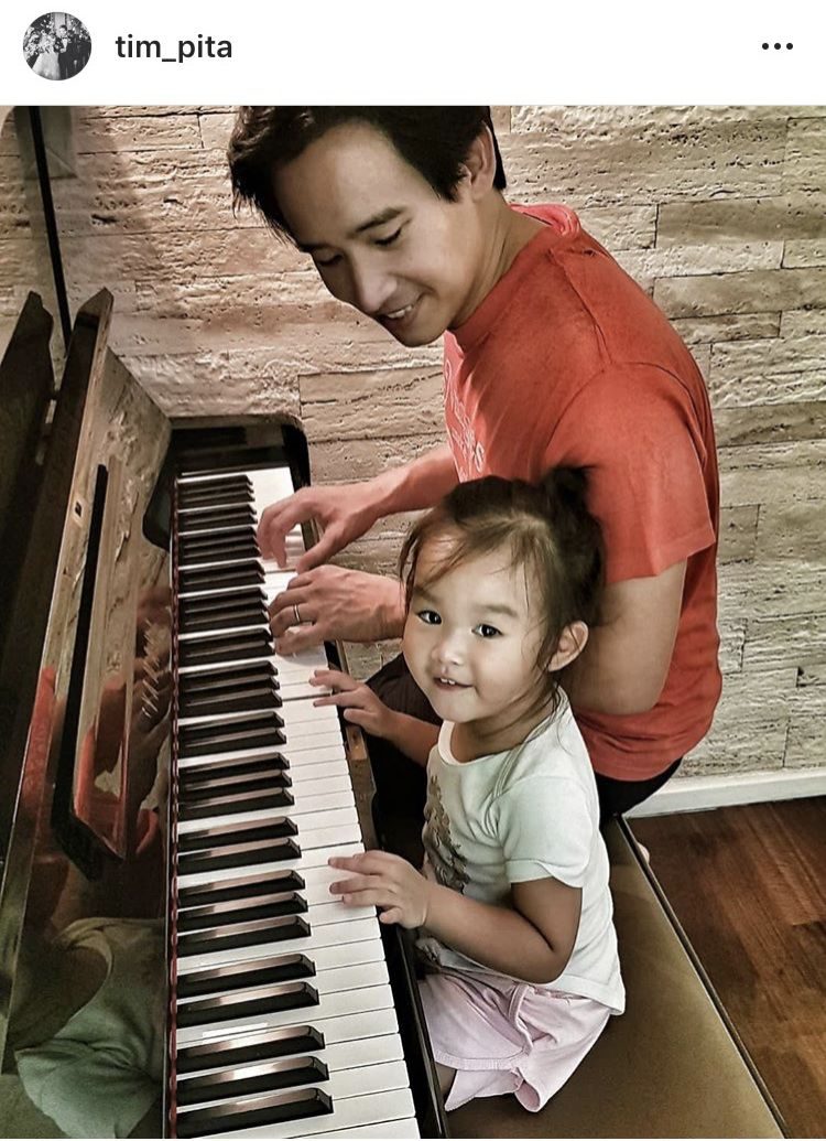 พ่อทิม-น้องพิพิม เล่นเปียโนกัน