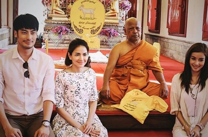 บอย ปกรณ์ (ซ้าย)