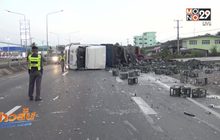 รถบรรทุกโซดาพลิกคว่ำกลางถนนเพชรเกษม