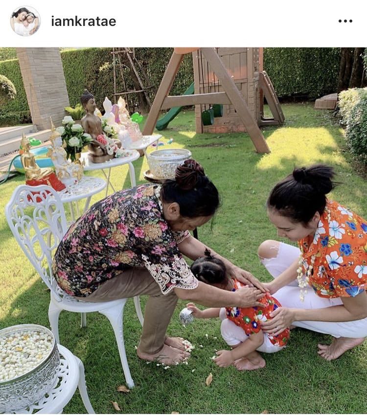 น้องเจ้าขา รดน้ำขอพรคุณยาย