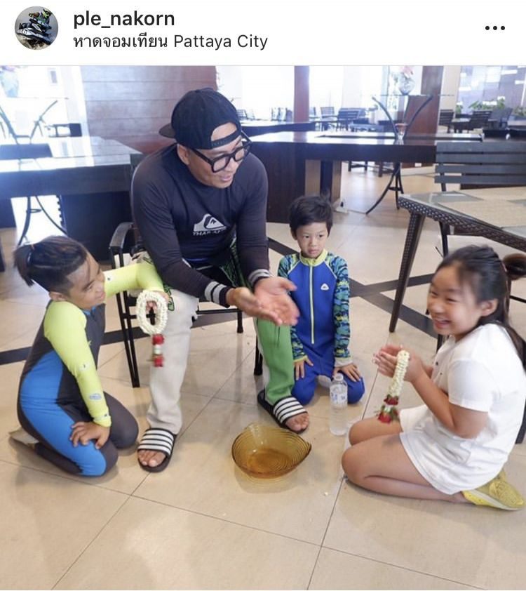 น้องออกัส-น้องออก้า รดน้ำขอพรพ่อเปิ้ล