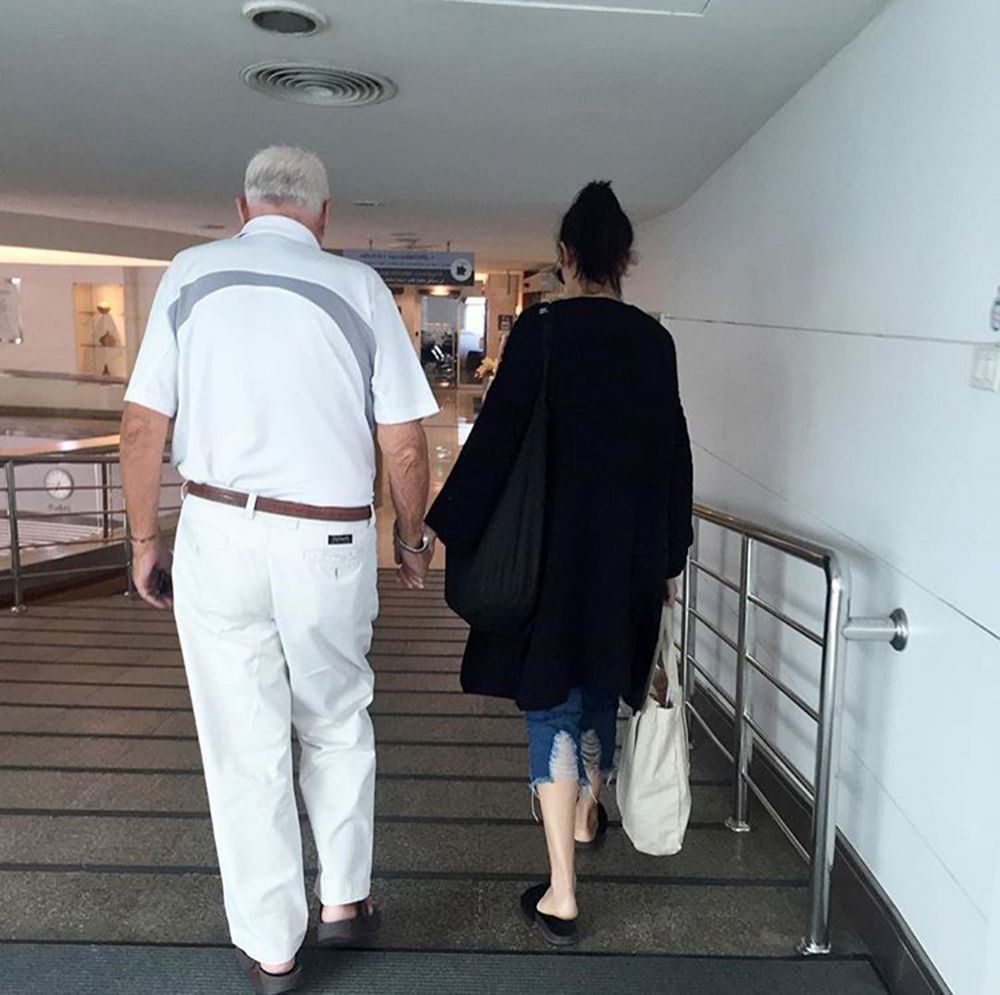 จับมือกันไป