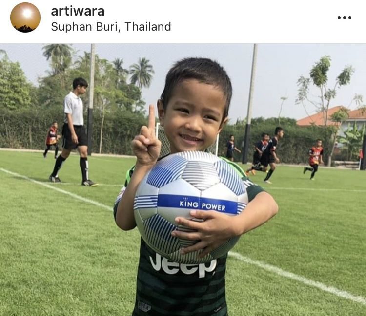 ตูน บอดี้สแลม จัดการแข่งเตะบอลให้น้องๆ ในงานวันเด็ก