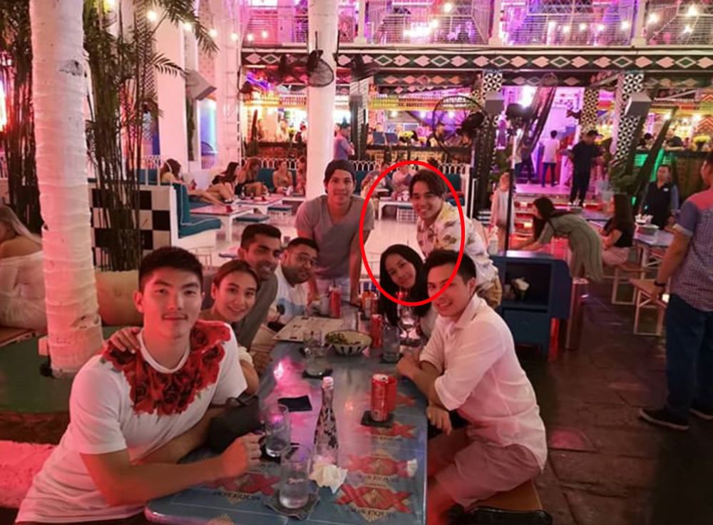 นั่งข้างกันตลอด