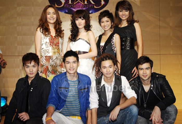 น้ำตาล (คนซ้ายมือสุด) กับเพื่อนๆ เดอะสตาร์ 5