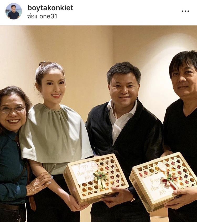 แอฟ ทักษอร หอบกระเช้าสวัสดีปีใหม่ บอย ถกลเกียตริ