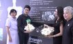 กิ๊ก – กัน ร่วมทำดอกไม้จันทน์ “ล้านดอก ล้านความอาลัย”