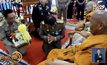 ร.10 พระราชทานสิ่งของมอบแก่ จนท.-พระสงฆ์