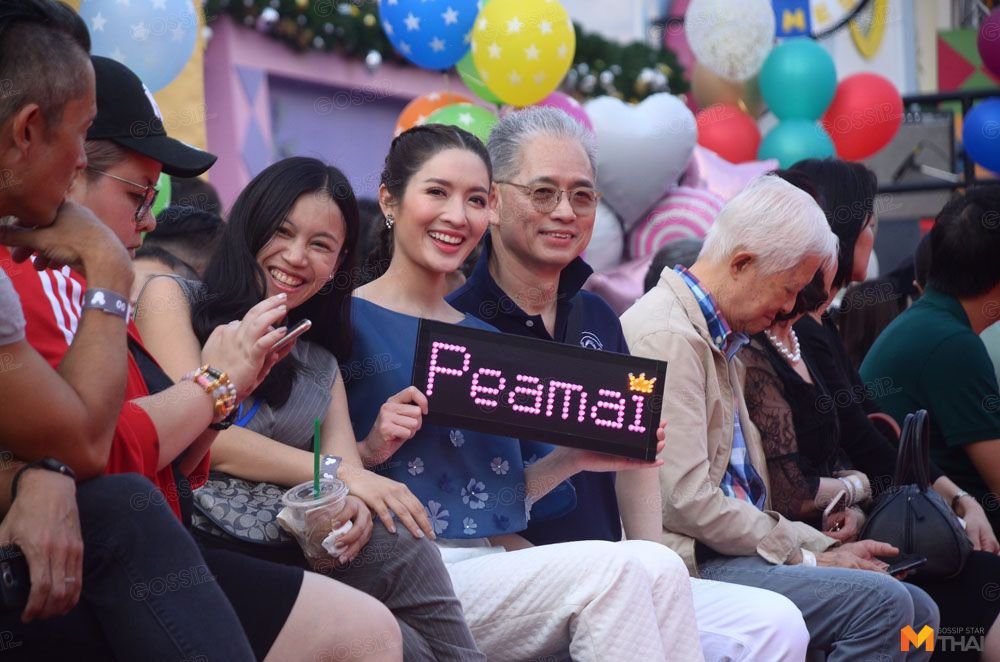 แม่แอฟ-คุณตา มาพร้อมป้ายไฟเชียร์ น้องปีใหม่
