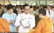 นายกฯ นำ ปชช.ทำบุญตักบาตรถวายเป็นพระราชกุศล