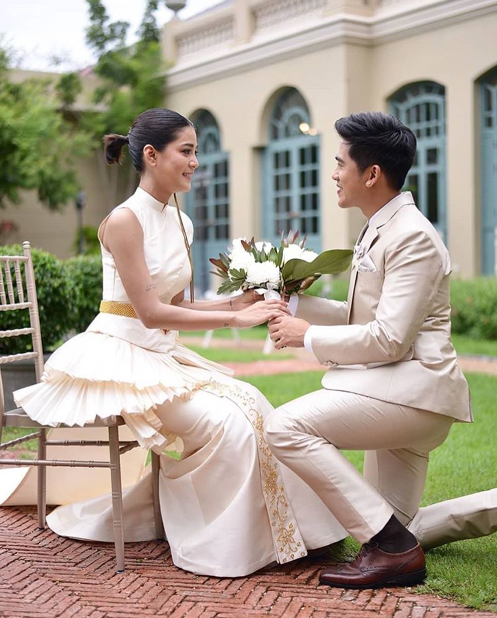 คุกเข่ามอบดอกไม้