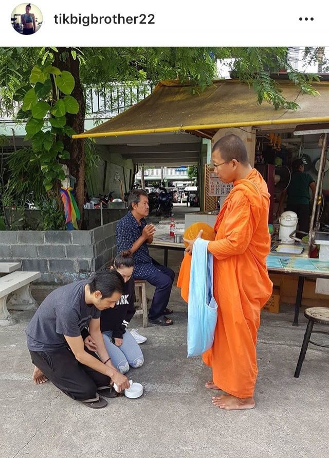 หนุ่ม-ติ๊ก ควงคู่ใส่บาตร