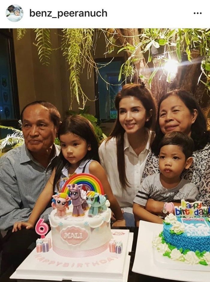 คุณปู่ - น้องมะลิ - แม่โบว์ - น้องปลาวาฬ - คุณย่า