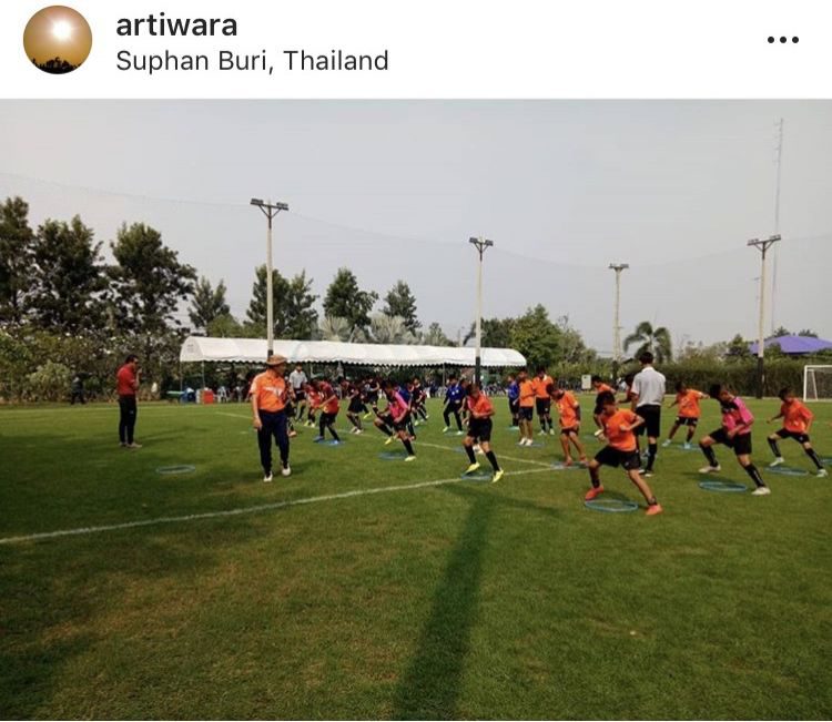 ตูน บอดี้สแลม จัดการแข่งเตะบอลให้น้องๆ ในงานวันเด็ก