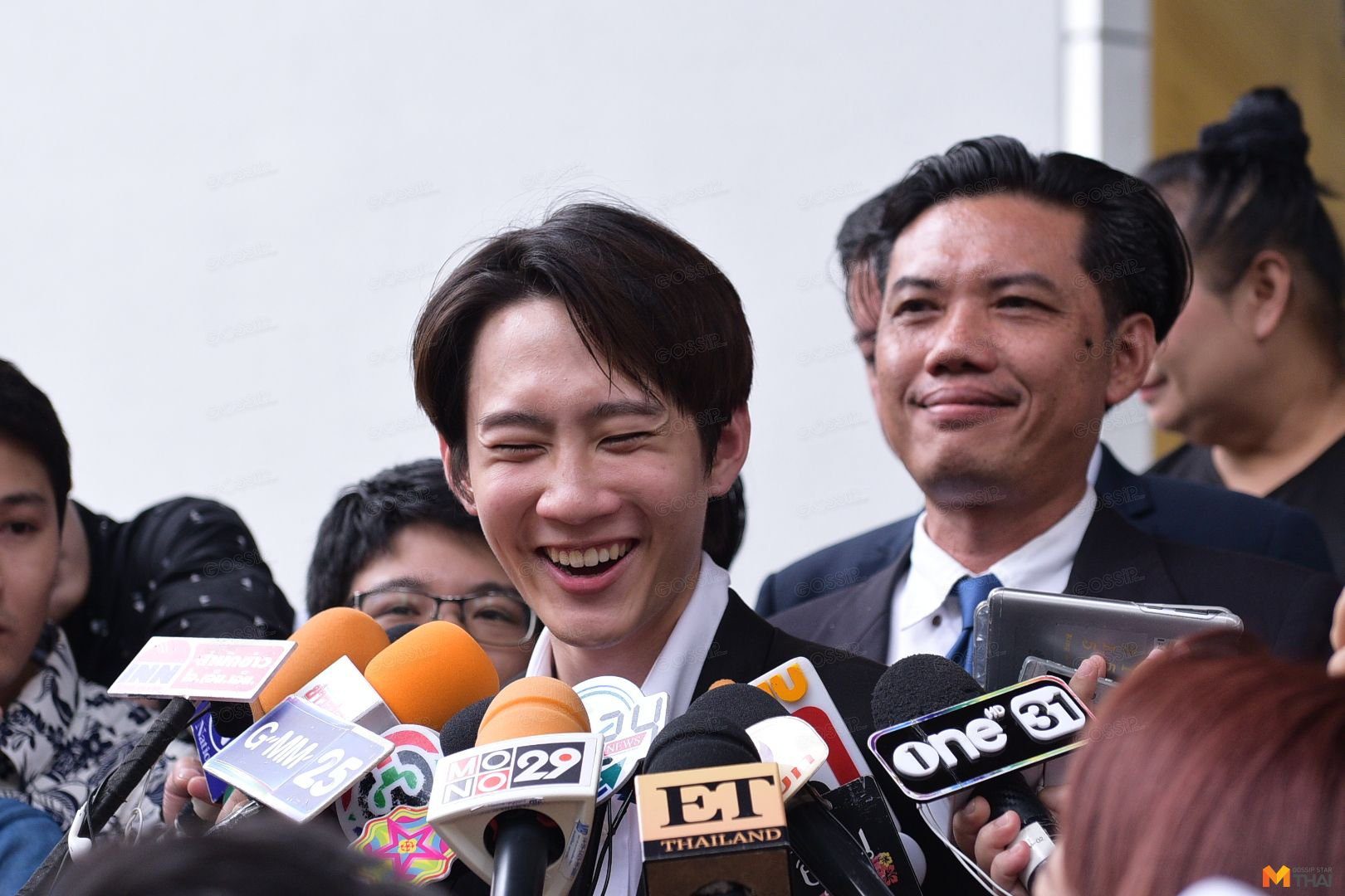 กัปตัน ยิ้มออก
