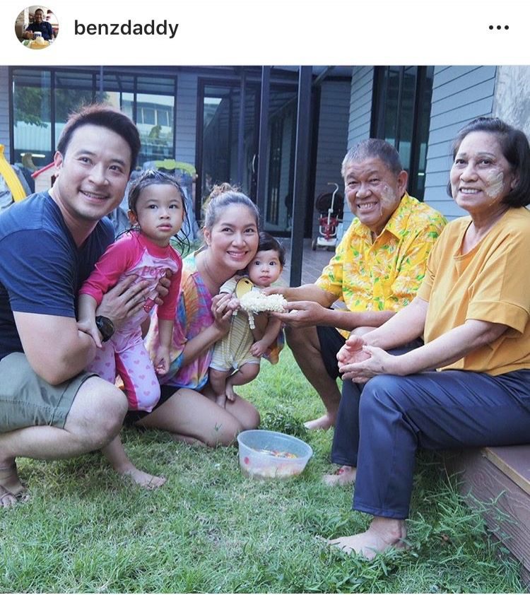 น้องปริม-น้องปราง รดน้ำขอพรคุณตาคุณยาย