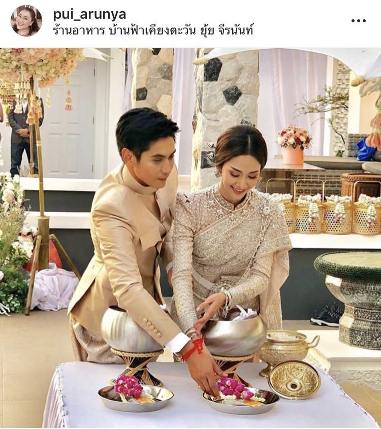 ธันญ์-ยุ้ย เจ้าบ่าวเจ้าสาวร่วมกันตักบาตรในพิธีช่วงเช้า