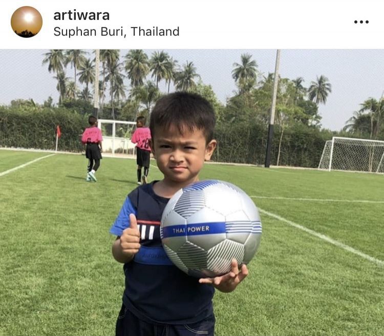 ตูน บอดี้สแลม ให้น้องๆ มาเตะบอลที่สนามตัวเอง