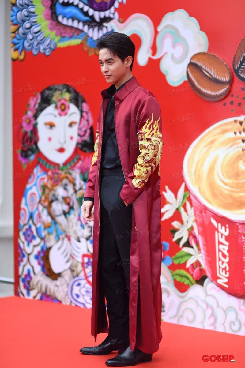 เจมส์ จิรายุ ยืนนิ่งๆ เท่ๆ นิดหนึ่ง