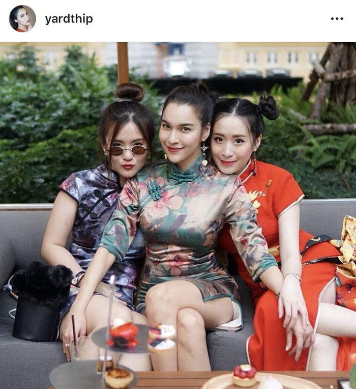 หยาดทิพย์ ราชปาล (คนกลาง)