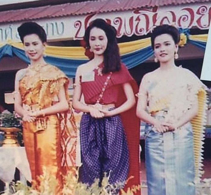บุ๋ม ปนัดดา ประกวดนางนพมาศ (ขวาสุด)