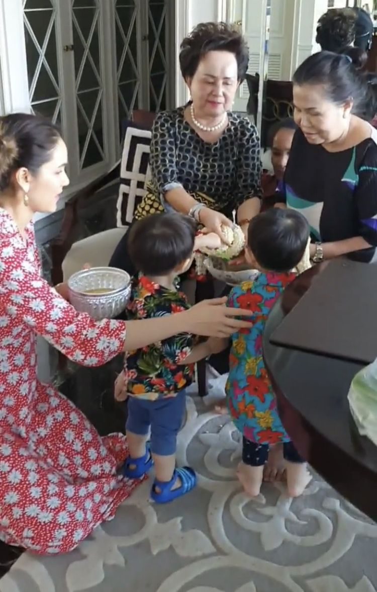 สายฟ้า-พายุ รดน้ำขอพรคุณย่า-คุณยาย